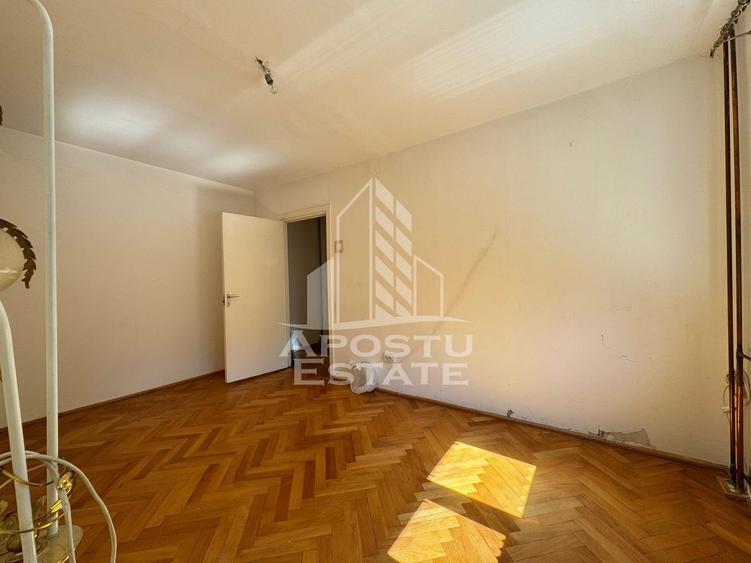 Apartament cu 3 camere, decomantat, etajul 2 , zona Spitalul Judetean