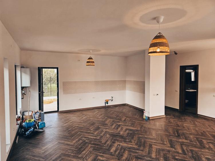 Casa / vila Stefanesti , "La Cheie'' , finisaje + pozitie DEOSEBITA !