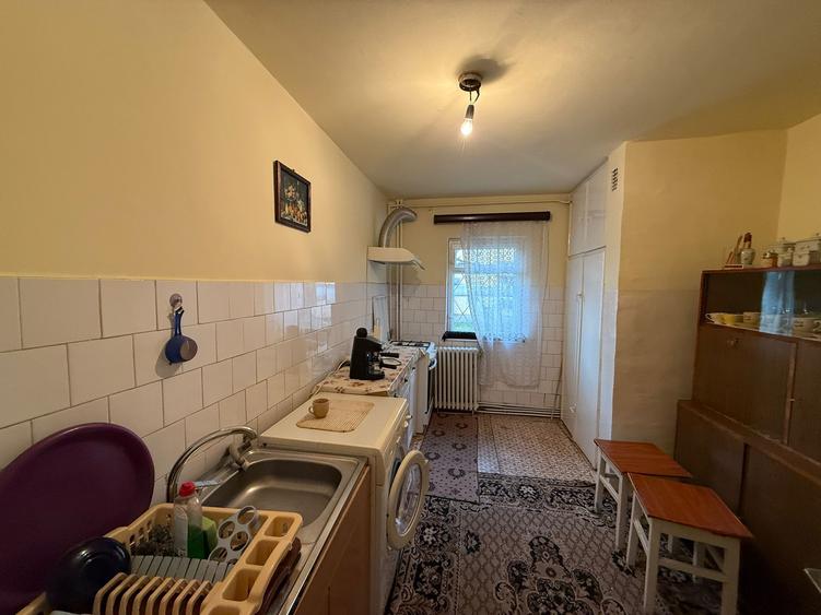 Apartament 3 camere, decomandat, parter, zona Calea Zarandului