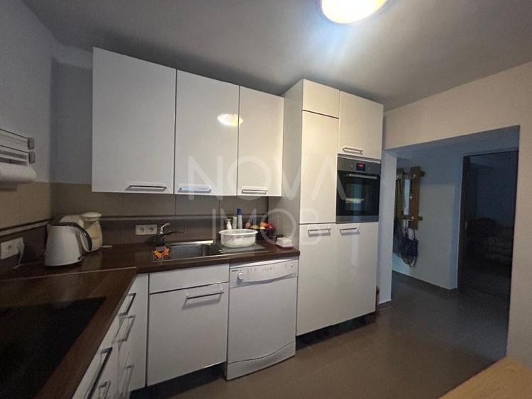 Casa de vanzare 200 mp cu spatiu comercial la parter, strada Lunga