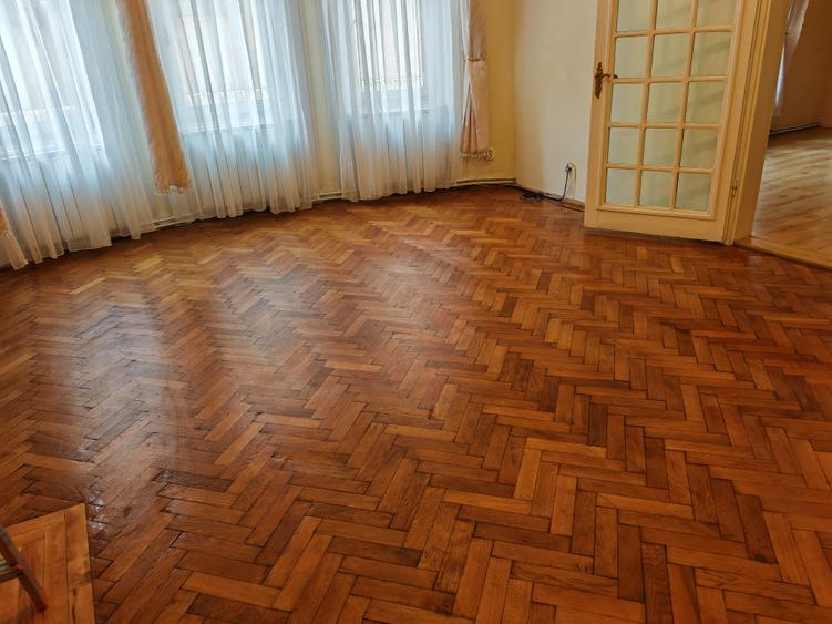 Apartament 3 camere liber la vanzare zona Piata Sfatului