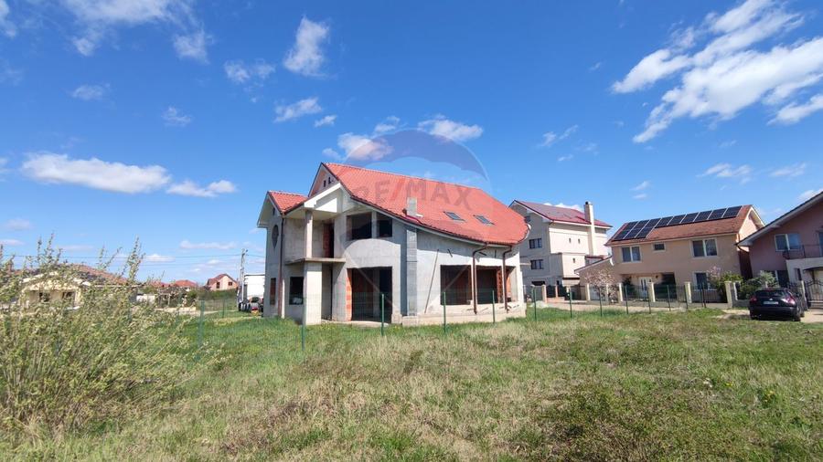 Vilă la roșu, tencuită, 5 camere, 240 mp util, Sânmartin, teren 726 mp