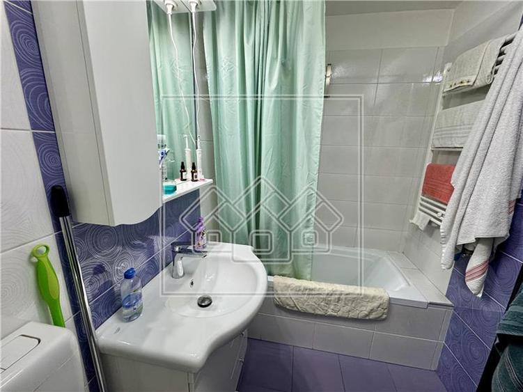 Apartament cu 3 camere, mobilat si utilat, zona linistita