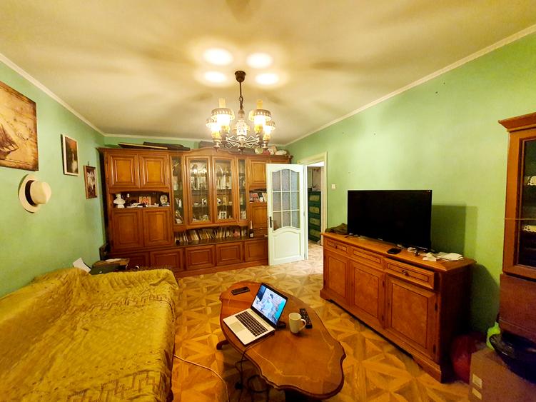 Titan 1 decembrie 3 camere de vanzare etaj 1 bloc 4 etaje