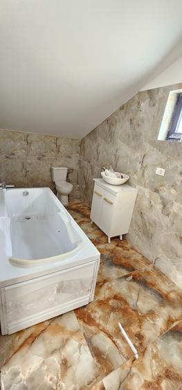 Casa 4 amere,la intrare in comuna