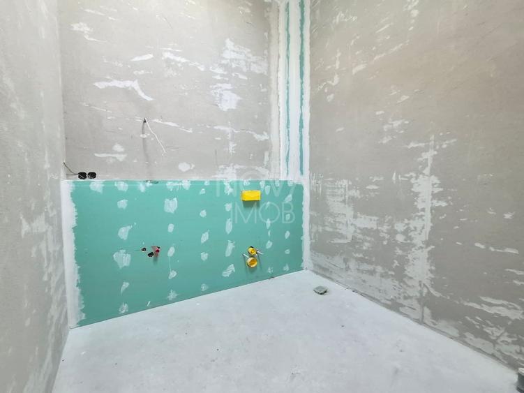 Casa generoasa cu 7 camere, 3 bai, dressing si parcare – Sura Mica