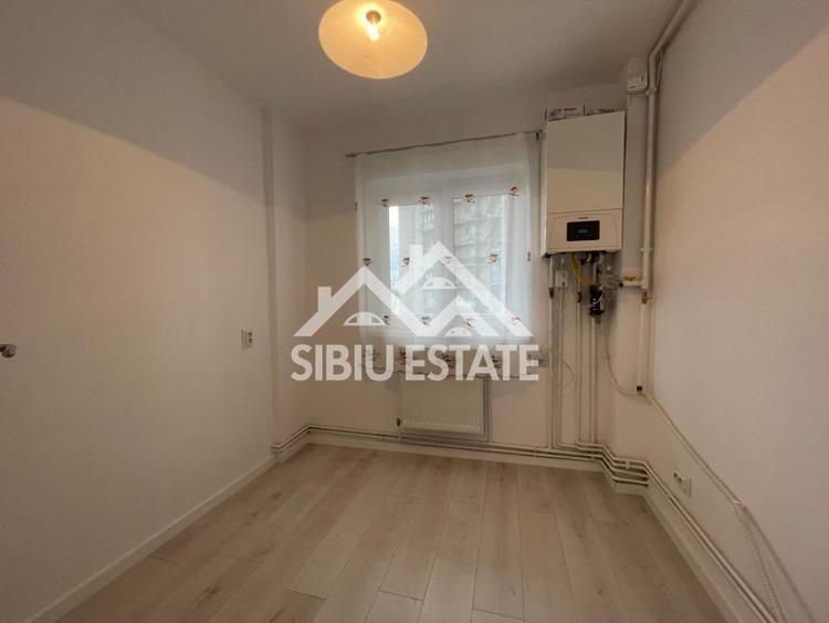 Apartament decomandat cu 2 camere, balcon, etaj 3, recent renovat, -Sibiu