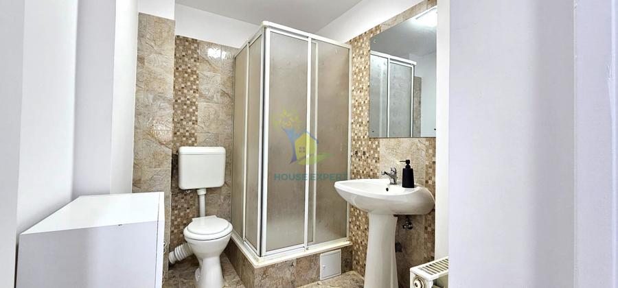 Apartament in vila, 4 camere, nemobilat, zona Hala Traian/Calarasilor