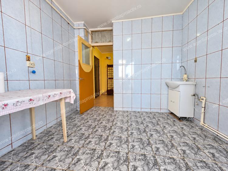 Apartament cu 2 camere, decomandat, 53,39 mp – Piața Centrală, bloc din 1988
