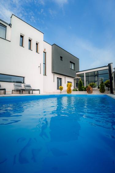 Casa de vanzare, 305 mp, zona Santana de Mures