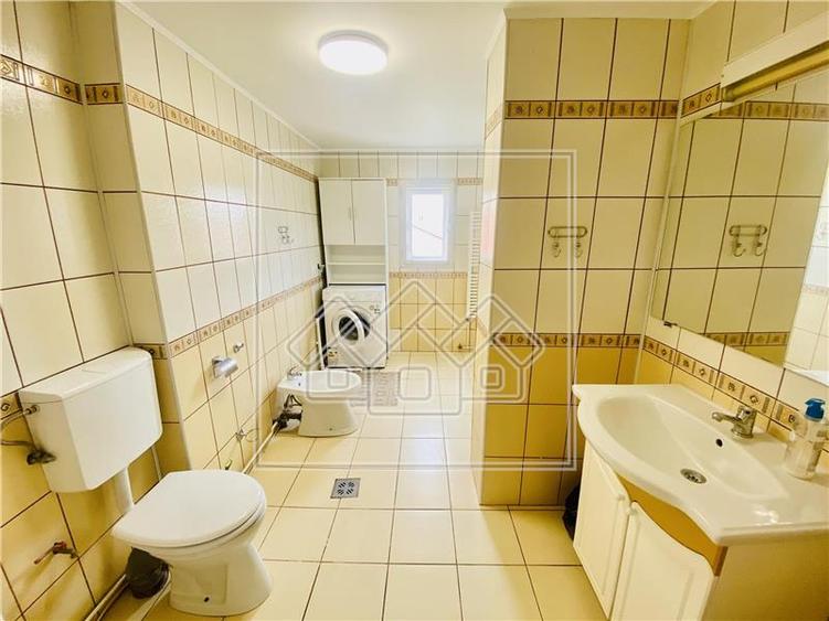 Apartament spatios, 4 camere, 2 bai, zona  Parcul Sub Arini