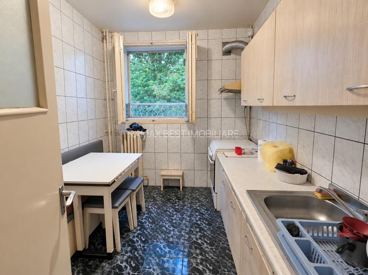 Titan, 10 minute metrou, langa Scoala 19,pe strada Stanila, bloc H, 4 etaje - 2