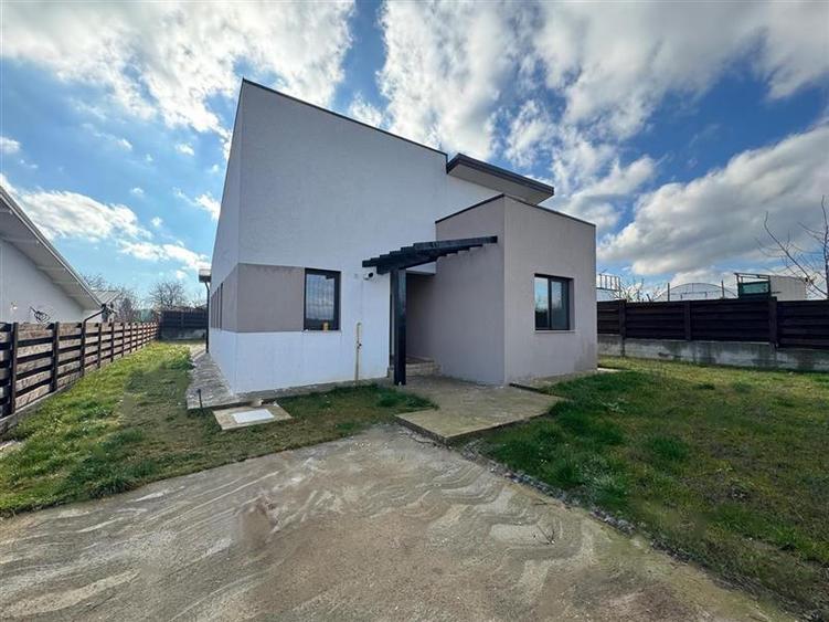 Casa individuala parter cu priveliste panoramică in Hlincea strada privata