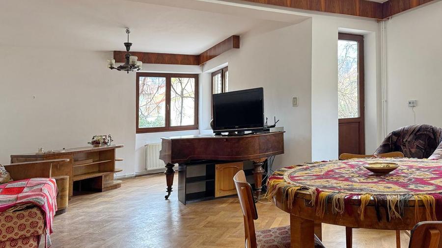 VILA  SPATIOASA IN CENTRUL VECHI