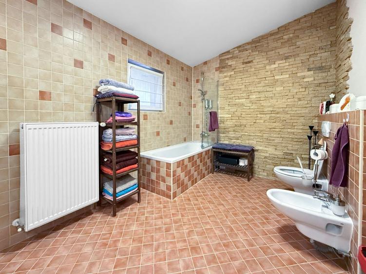 Două case separate , utilizare mixtă– rezidențial & comercial.