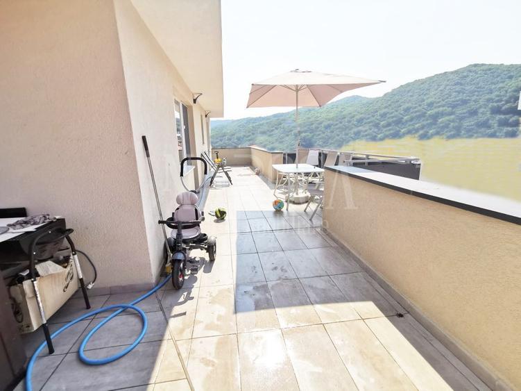 Apartament 3 camere de vanzare in Floresti