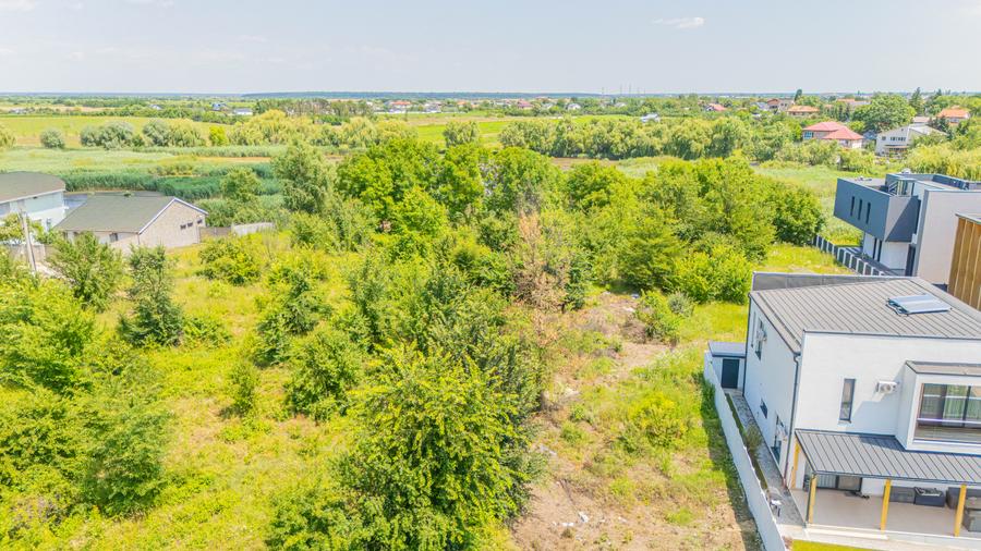 Teren cu deschidere la lac -Laguna Albastra- toate utilitatile disponibile
