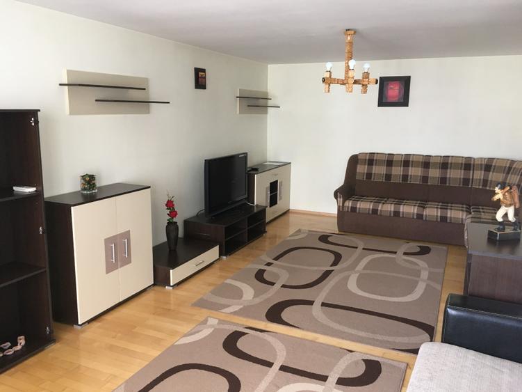 Inchiriez (ofer) apartament 3 camere decomandat , zona centrala , cu parcare