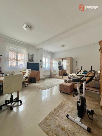 Casa Individuala cu 9 camere de vanzare, zona Ghiroda