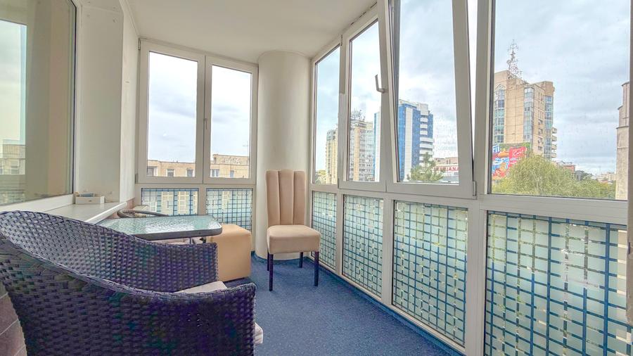 Apartament unic cu 7 camere, 3 balcoane, 3 bai, 2 parcari, 2 beciuri, Central
