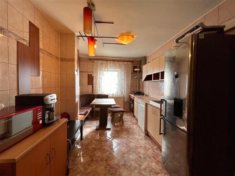 3 Camere decomandat zona GEPEX