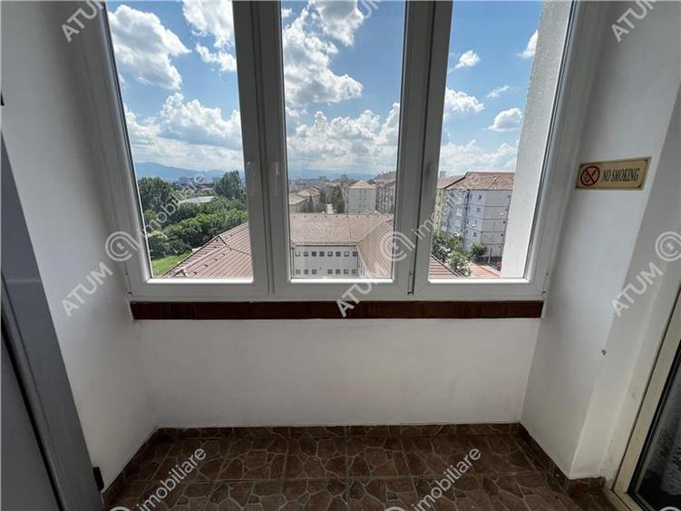 Apartament 3 camere la etaj intermediar si pivnita zona Vasile Aaron