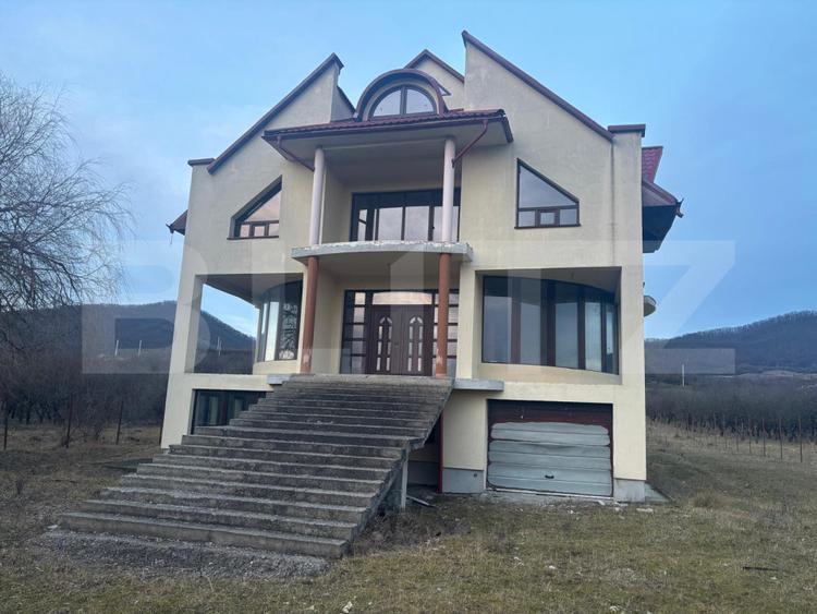 Casa de vanzare, cu 5 camere, 460 mp+teren 5800 mp, 10 km de Bistrita