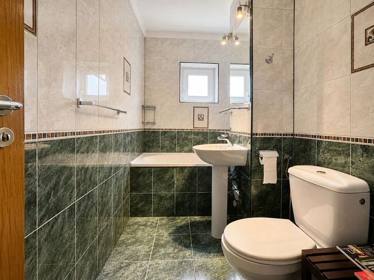Apartament 4 camere decomandat, 2 băi, 2 balcoane