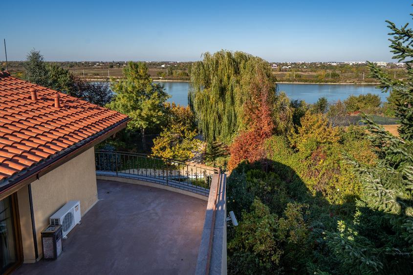 Vilă superbă, 13-17 camere, ponton privat și vedere panoramică la Lacul Morii