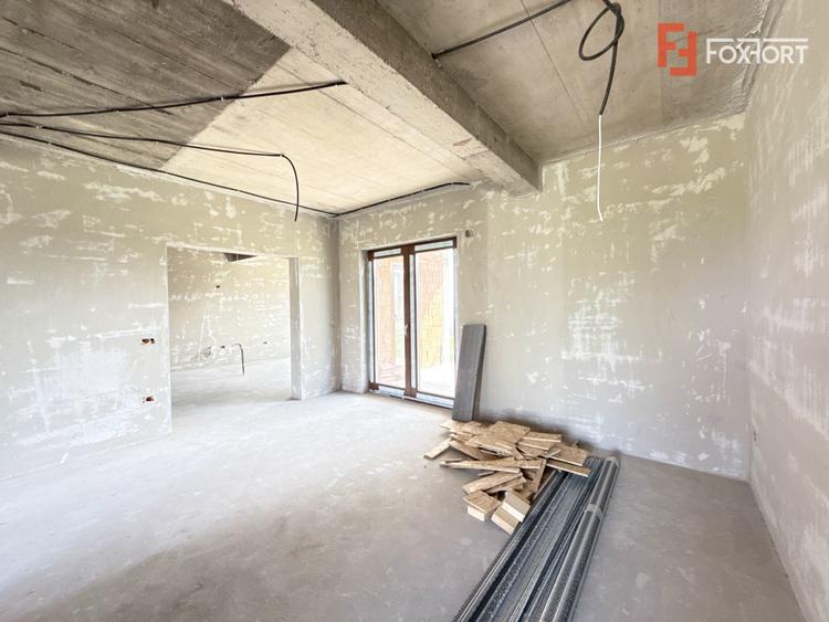 Casa cu 4 camere, interior la gri si exterior la rosu in Sacalaz