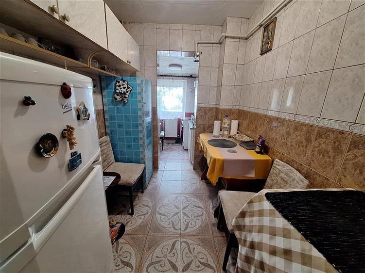Apartament 2 camere semidecomandat , zona Milcov