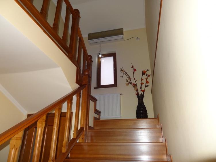 Valu lui Traian Vila 5 camere cu curte.