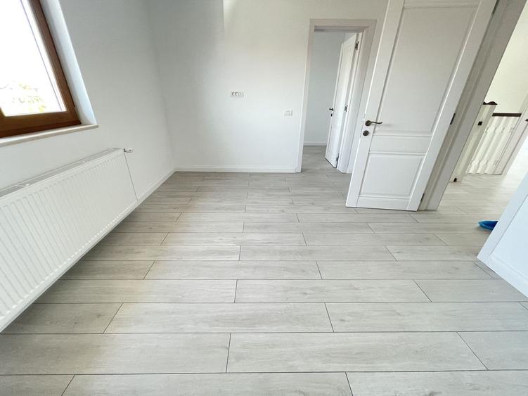 Duplex despartit prin spatiu tehnic