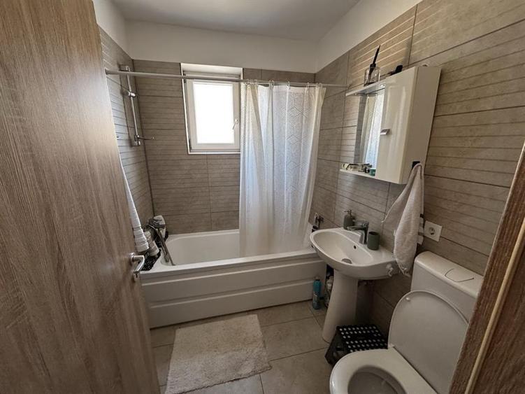 Apartament decomandat 2 camere cu balcon zona Henri Coanda