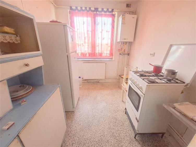 Apartament 2 camere semidecomandat, zona Garii