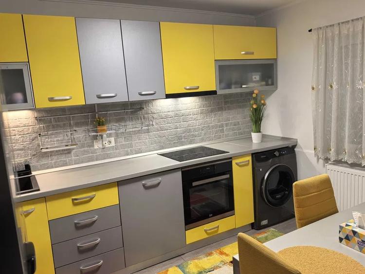 Vanzare apartament cu 3 camere si 2 bai, decomandat, renovat, parter zona CET
