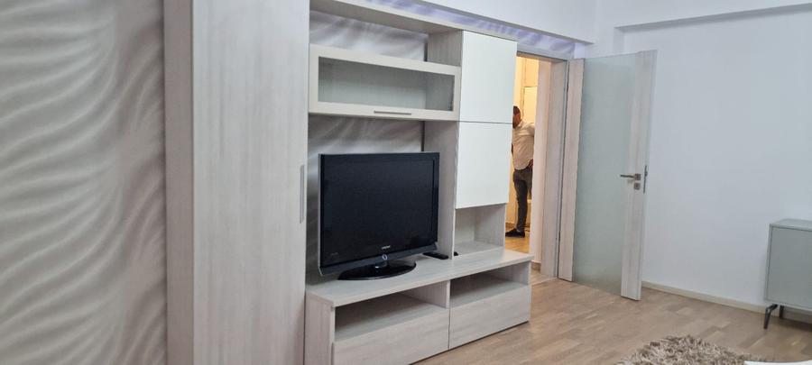 De inchiriat apartament 3 camere, cu 2 garaje,ultracentral, in Pitesti,moderm