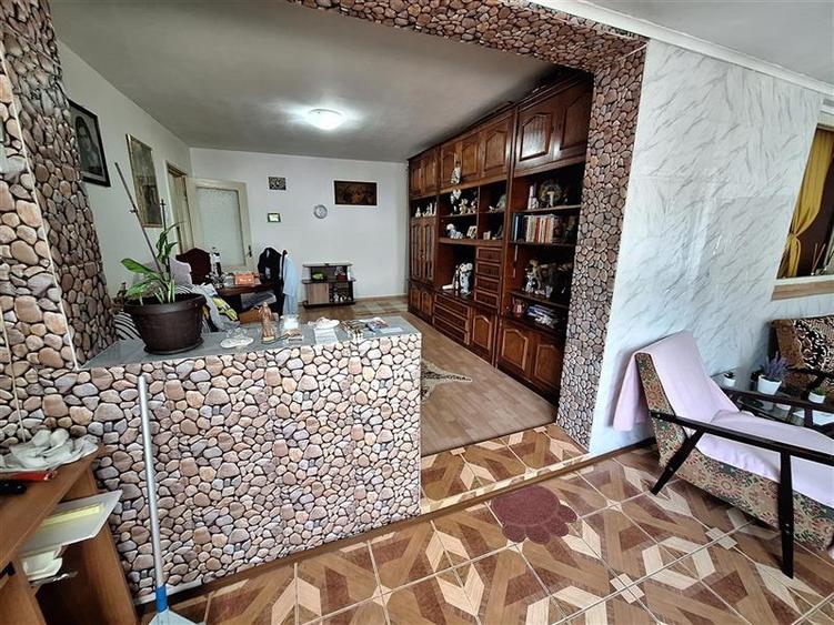 Apartament 2 camere semidecomandat , zona Milcov