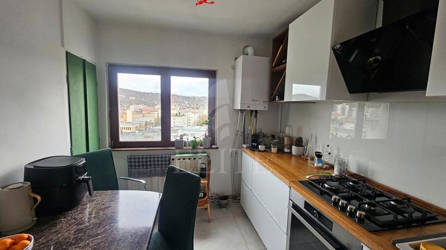 Apartament 3 camere în zona Calea Floresti