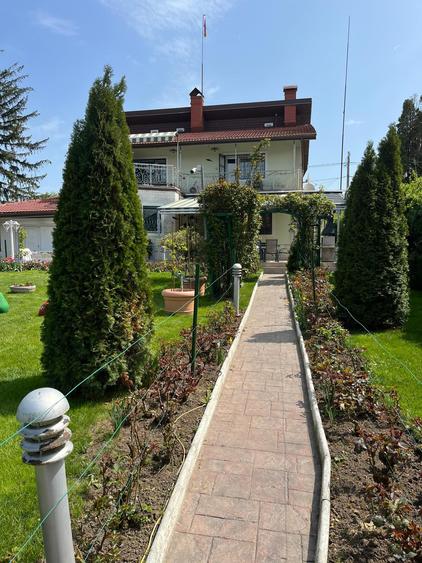 Vanzare vila situata pe malul Lacului Snagov, gradina si piscina, teren 1520 mp,