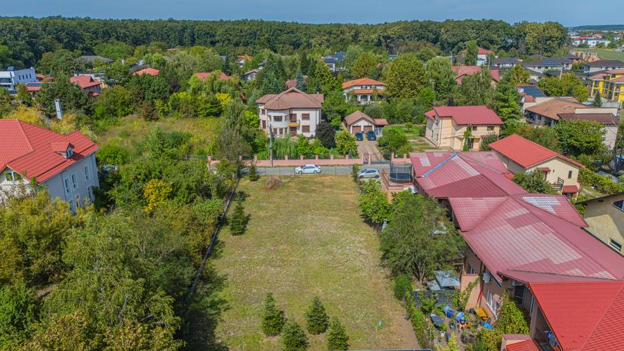 Teren strada Rozelor, toate utilitatile la limita de proprietate, asfalt