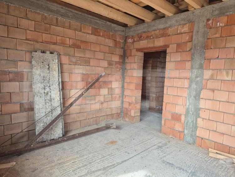 Vila noua de vanzare la intrare in Corunca