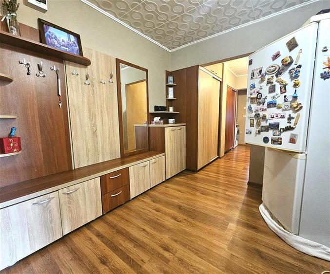 Liber, apartament cu 3 camere, bine intretinut