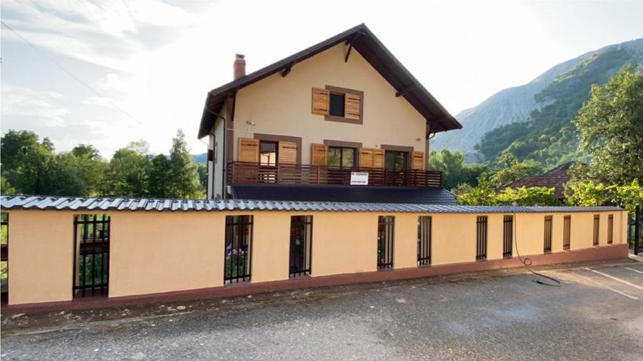 DE VANZARE VILA PIETRENI VALCEA ,600 M2 PRETABILA PENSIUNE