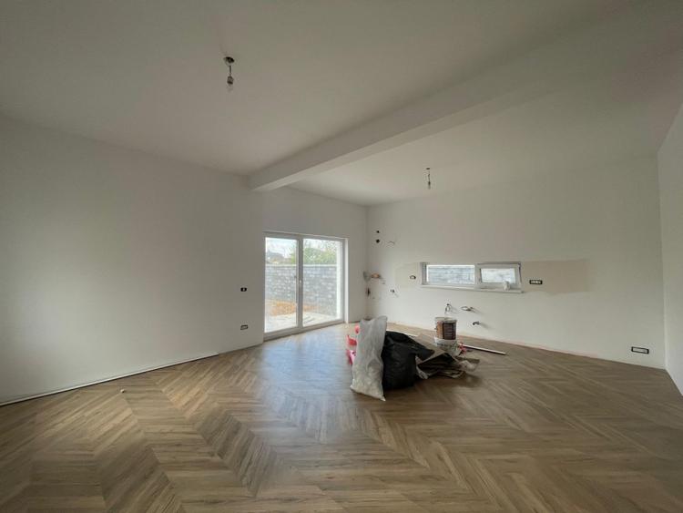 Duplex pe parter 4 camere separat prin dressing - Urseni
