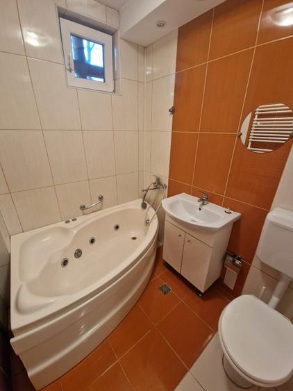Central, lângă Prefectură pe mal la Bega, cu centrala proprie