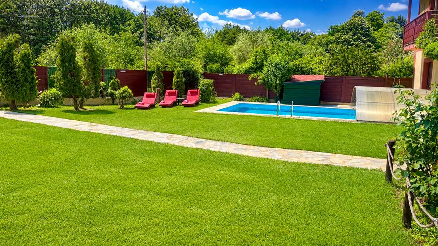 Proprietate cu doua corpuri de locuit, piscină, foisor, complet funcțională
