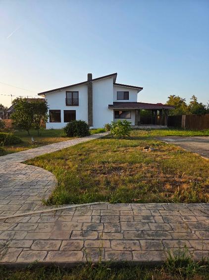 Casă cu 5 camere și garaj, teren 1400 mp