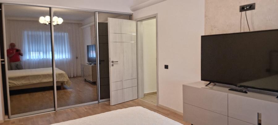 De inchiriat apartament 3 camere, cu 2 garaje,ultracentral, in Pitesti,moderm