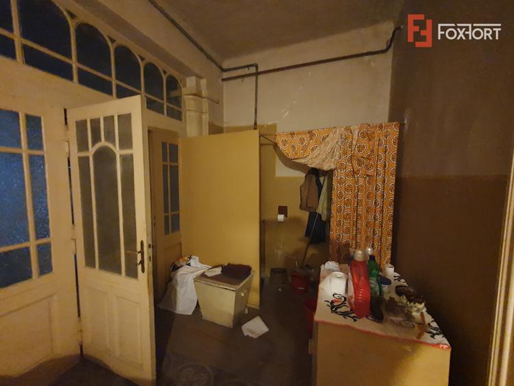 Apartament cu 5 camere de vanzare in Deta, zona Central